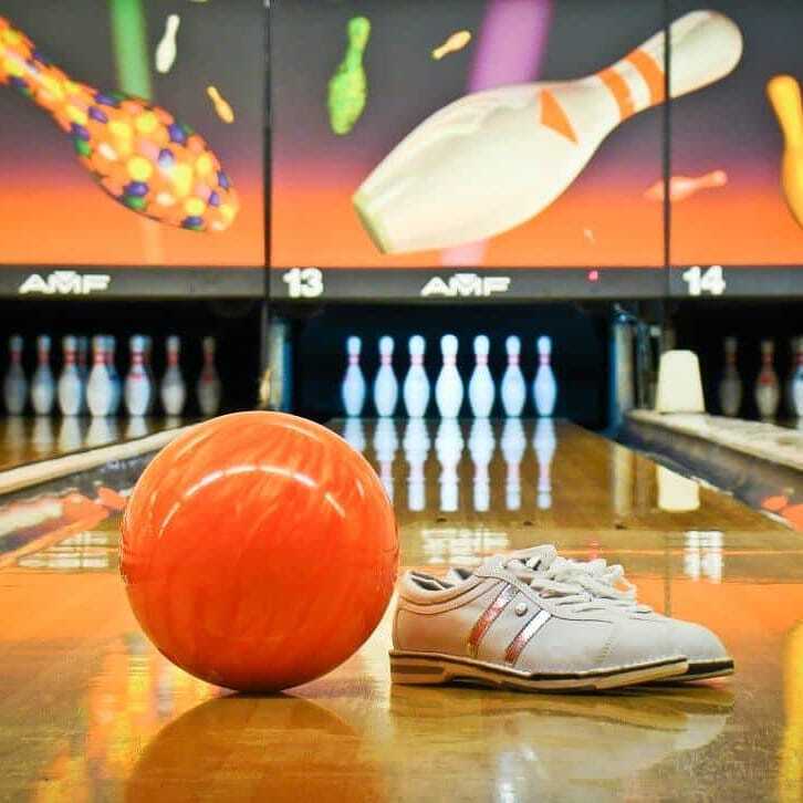 Bowling shoe and bowl